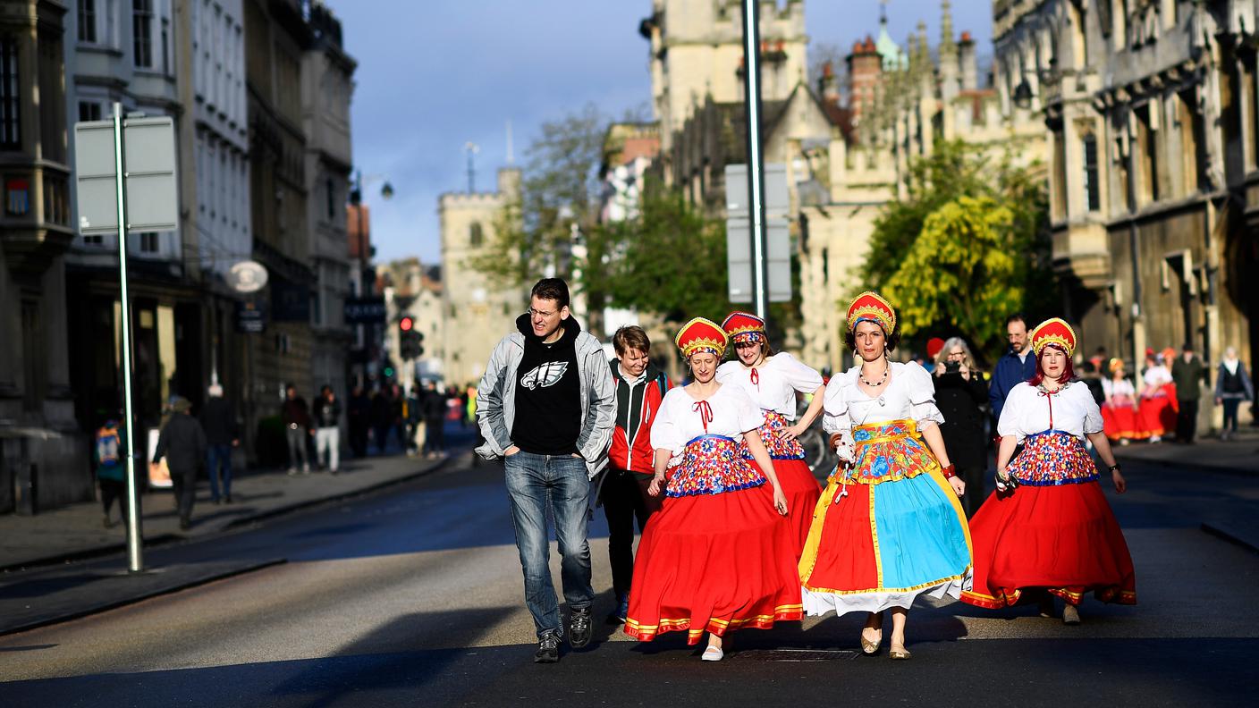 GRAN BRETAGNA - A Oxford si rinnova la tradizione cinquecentenaria dal May Morning: tutti in festa all'alba