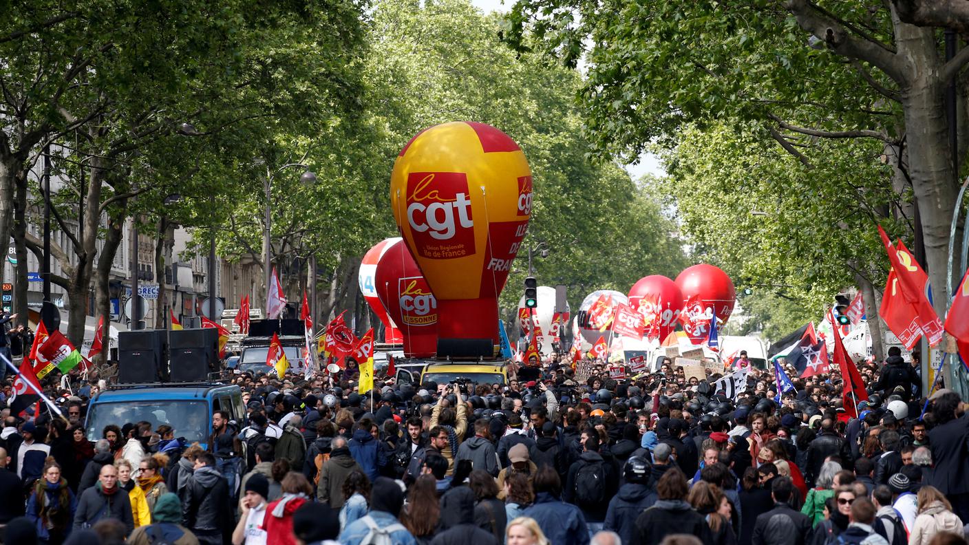 Alta tensione al tradizionale corteo sindacale di Parigi 