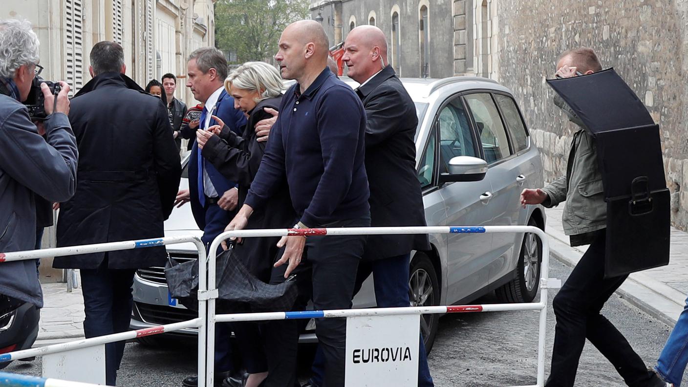 La candidata all'Eliseo bersagliata con uova alla cattedrale