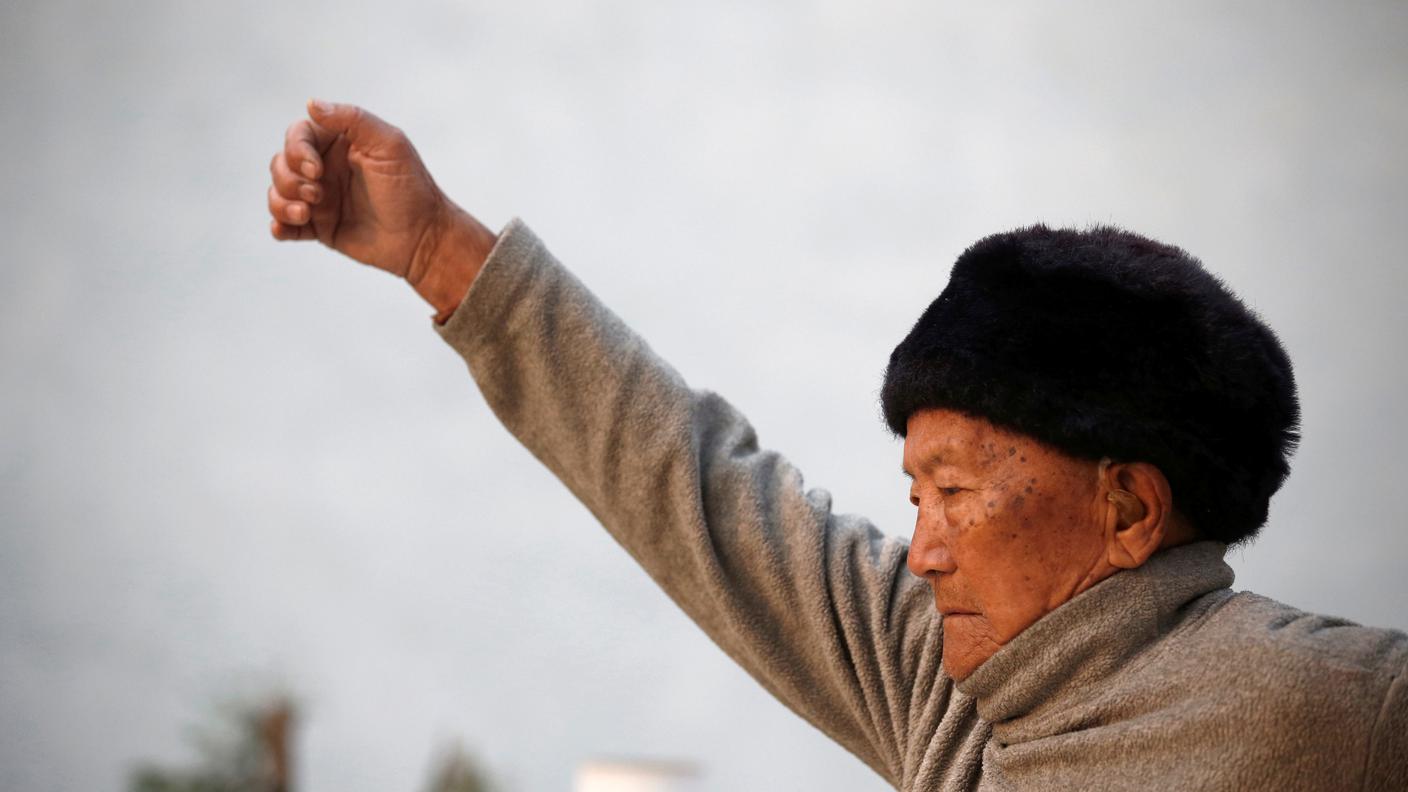 Min Bahadur Sherchan durante una sessione di Yoga