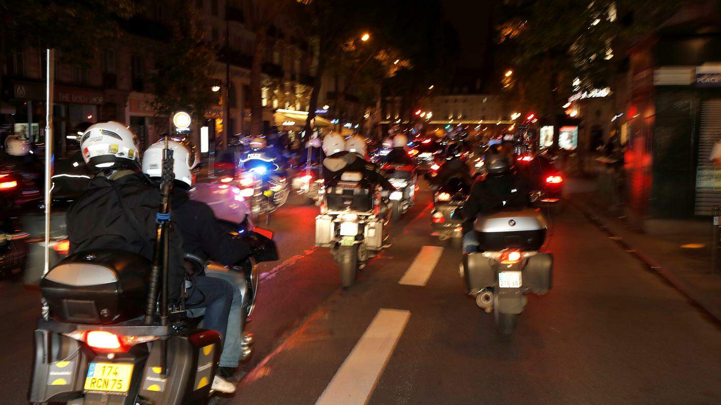 Macron inseguito dai giornalisti si sta spostando al Louvre dov'è atteso da migliaia di sostenitori