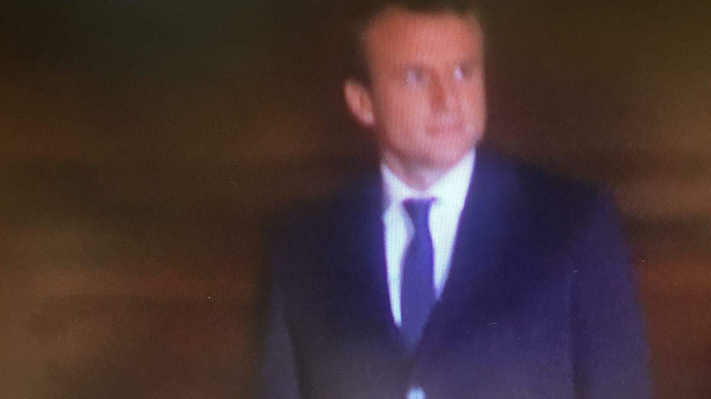 Macron con occhi lucidi verso i suoi sostenitori al Louvre. Solo accompagnato dall'Inno alla gioia