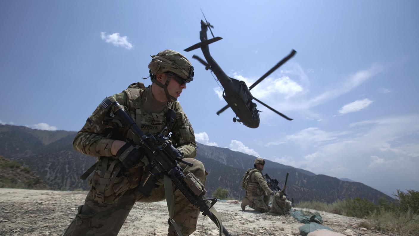 Militari USA sotto la copertura di un elicottero da combattimento Blackhawk