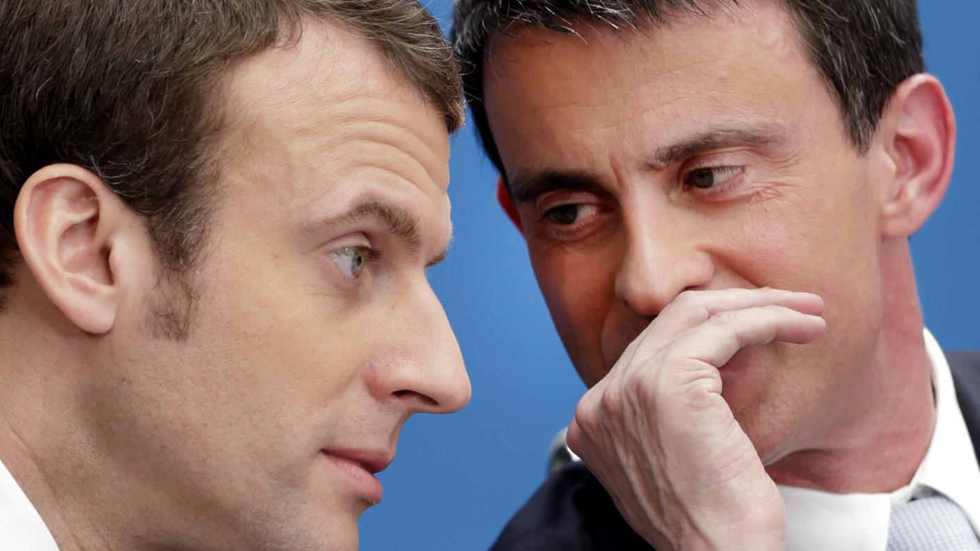 Il neo presidente francese Macron, a sinistra, e l'ex premier socialista Valls