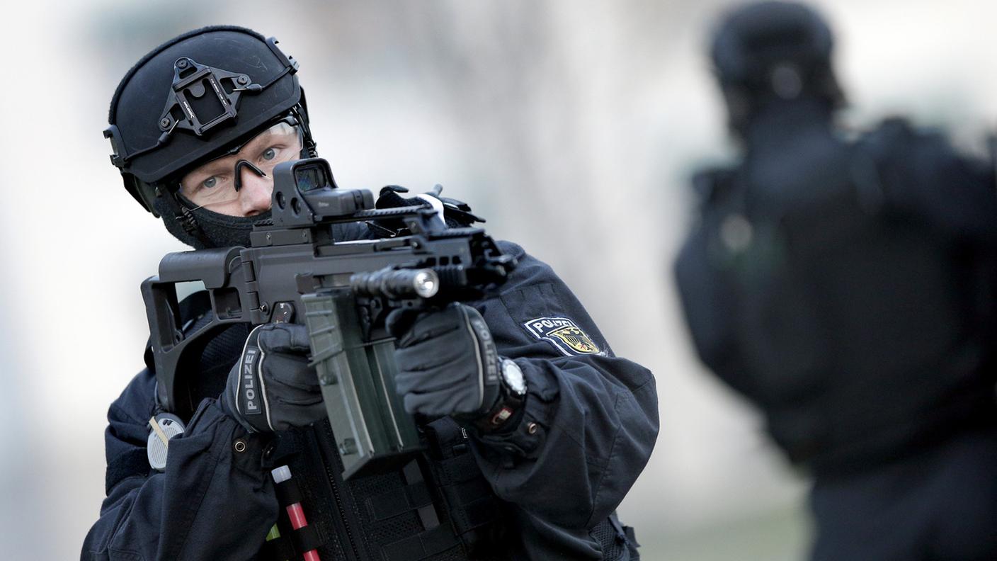 Un agente delle forze speciali della polizia tedesca