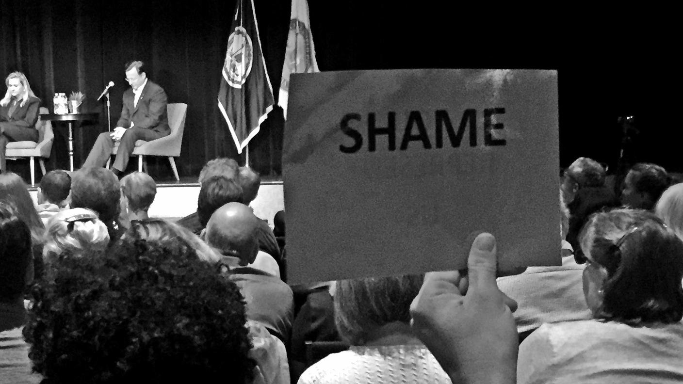 VERGOGNA - è scritto sul cartello all'assemblea del deputato repubblicano Dave Brat