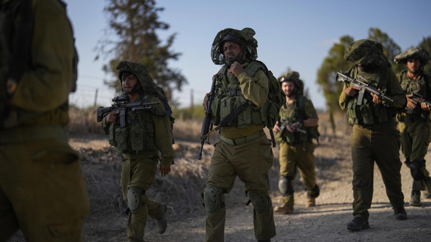 Soldati israeliani pattugliano le strade
