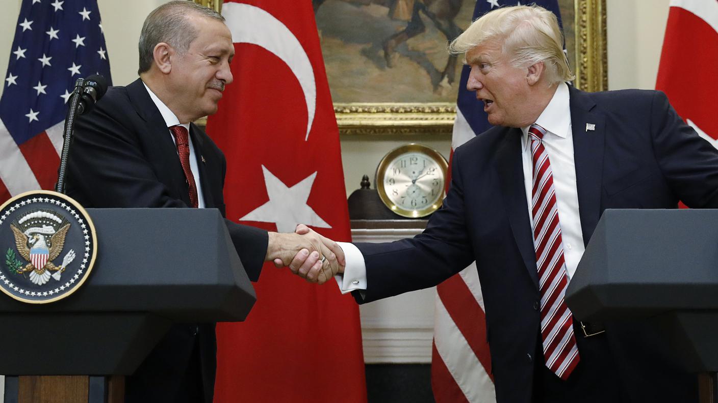 La stretta di mano tra Erdogan e Trump martedì a Washington