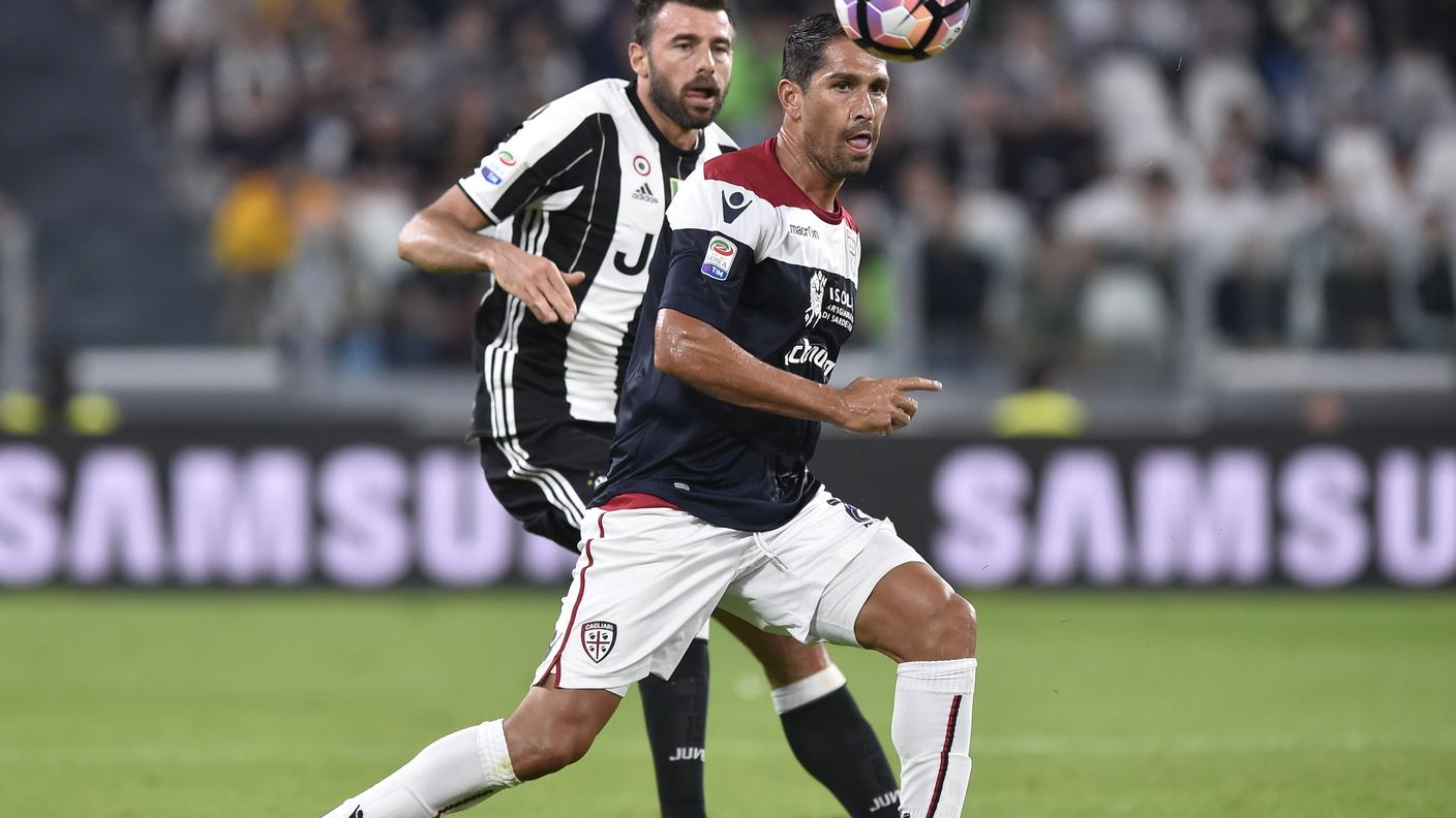 Borriello in azione con la maglia bianco-rosso-blu del Cagliari