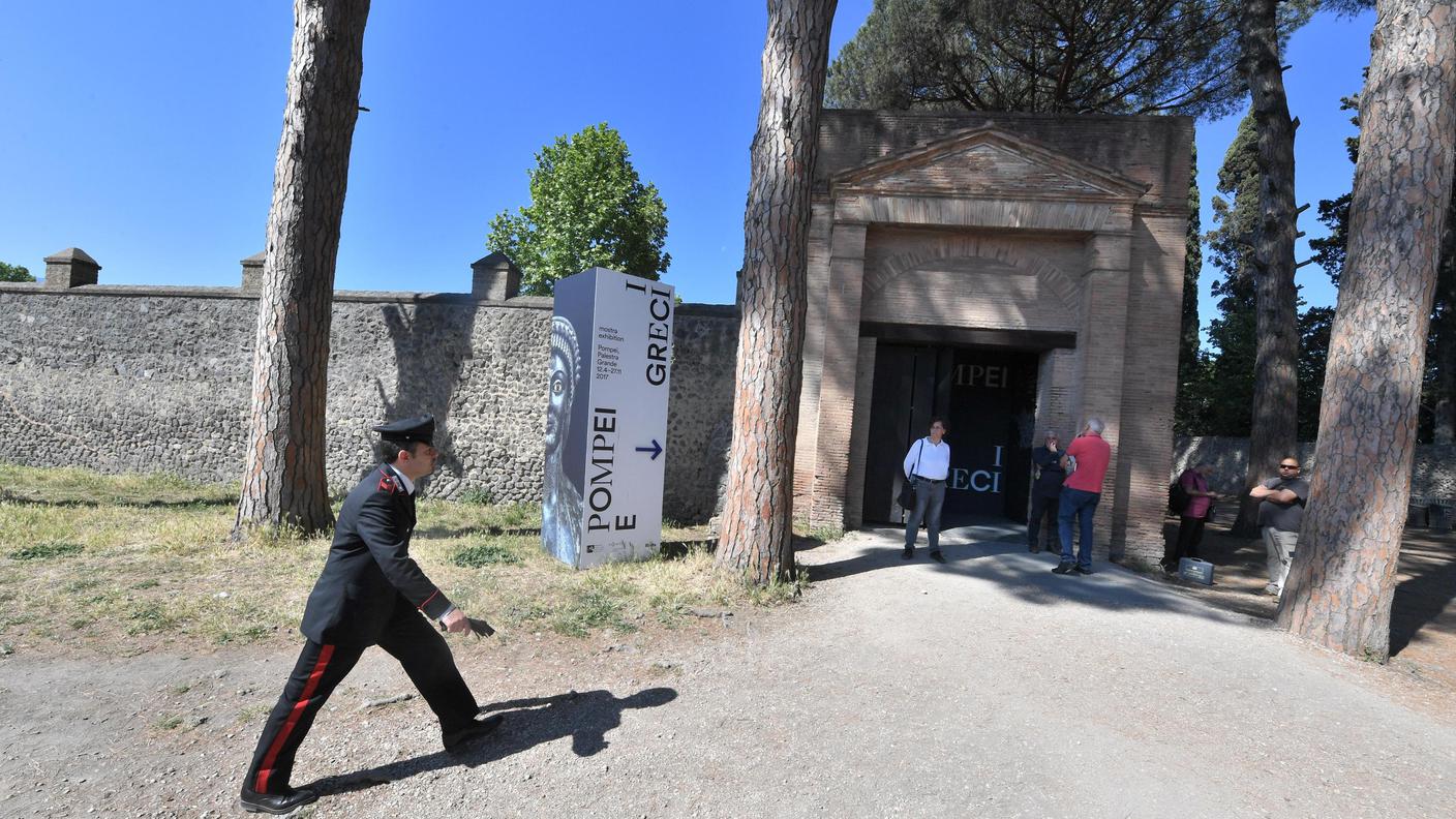 I carabinieri stanno passando al setaccio le immagini di videosorveglianza