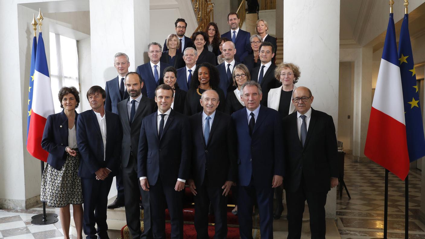 Il presidente francese Macron (il quarto da destra) con i ministri