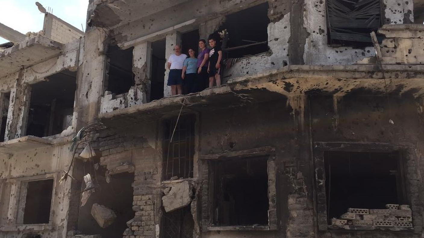 La famiglia Joubbar incontrata tra le rovine del quartiere cristiano di Al Hamidyia