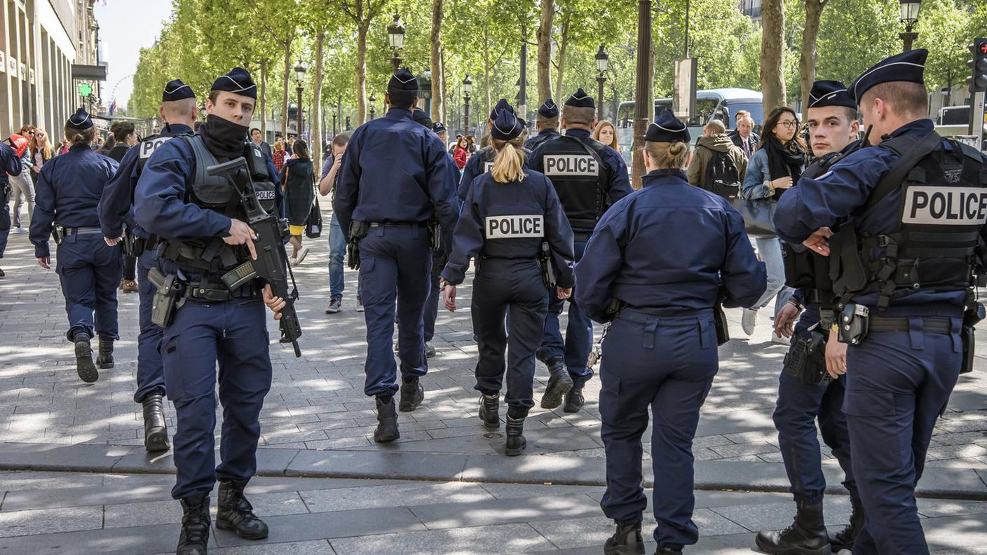 Champs-Elysées blindati subito dopo l'atto di terrore