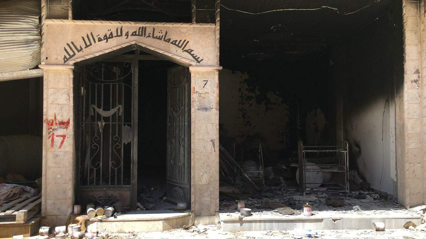 L'ingresso di una cantina adibita a stamperia per la propaganda dello Stato islamico