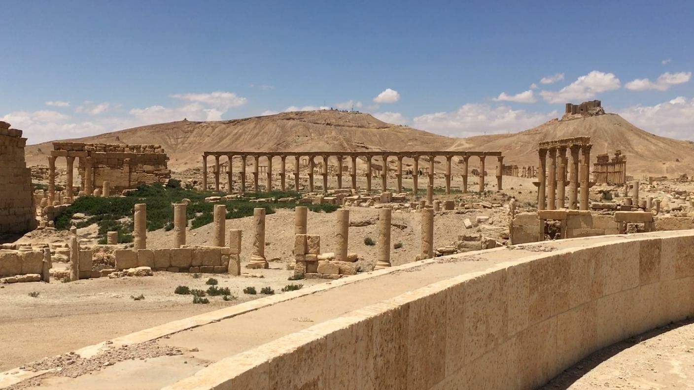 Il sito del teatro romano di Palmira. Ad una quindicina di chilometri, imperversano i combattimenti
