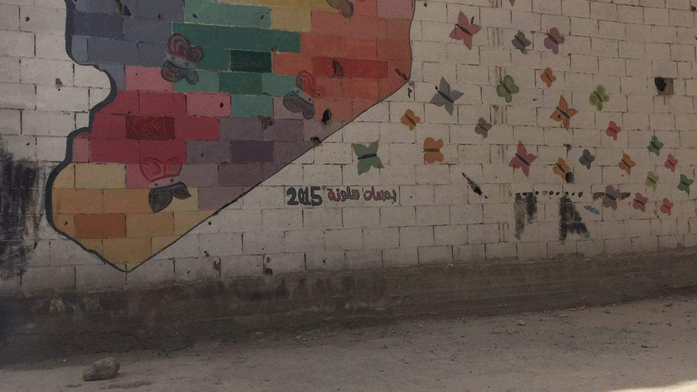 La fiducia dei siriani sui murales che celebrano il ritorno nei loro quartieri distrutti a Homs