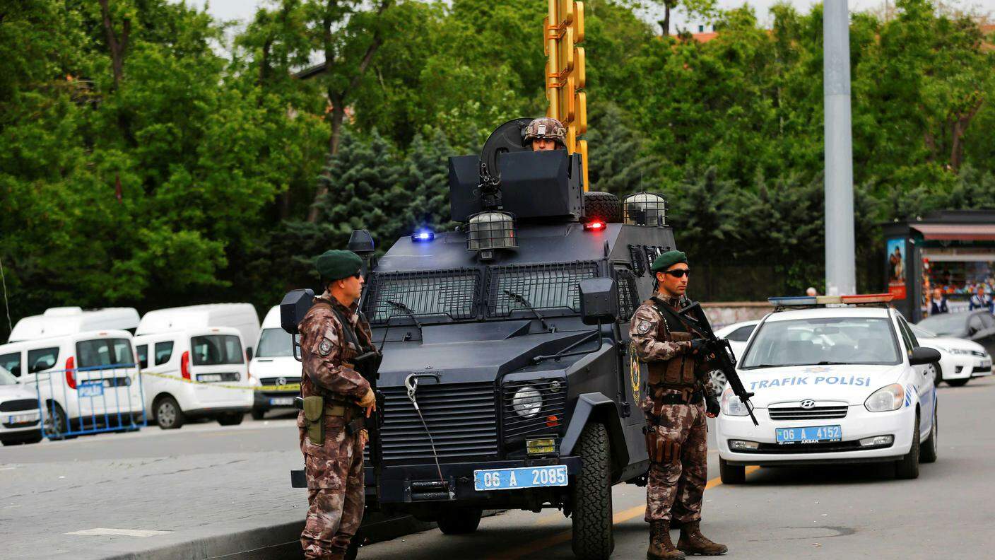 Militari armati di guardia davanti all'edificio dove si svolge il processo