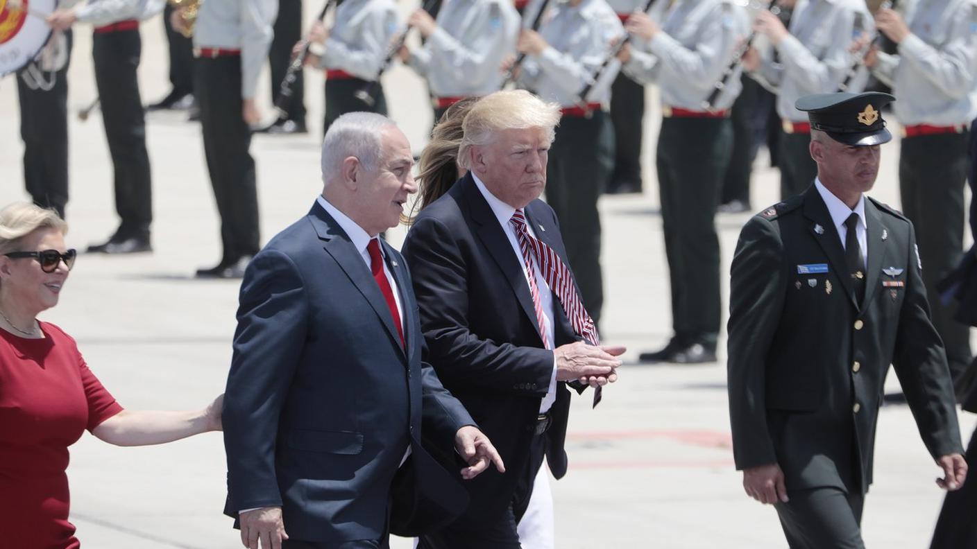 Netanyahu accoglie Trump al suo arrivo lunedì all'aeroporto di Tel Aviv
