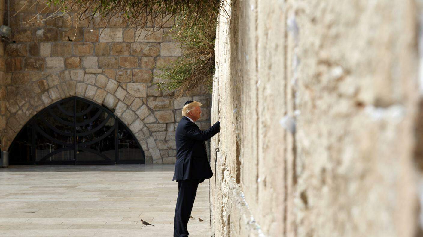 Donald Trump im meditazione al Muro del Pianto lunedì pomeriggio