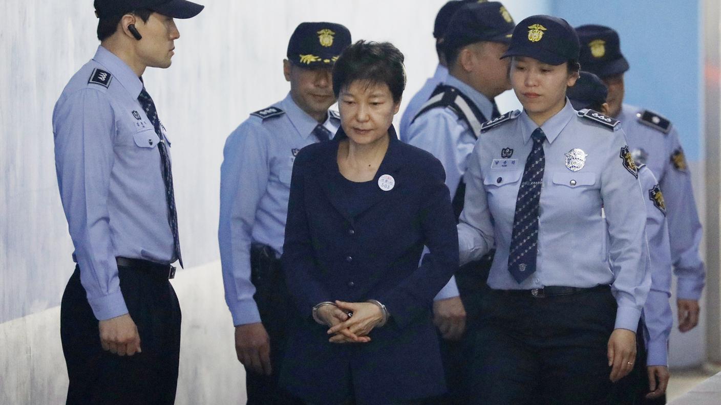 L'ex presidente Park entra in aula ammanettata