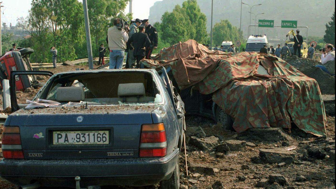 L'auto su cui sono morti Giovanni Falcone e la moglie, coperta da un telo dopo l'attentato