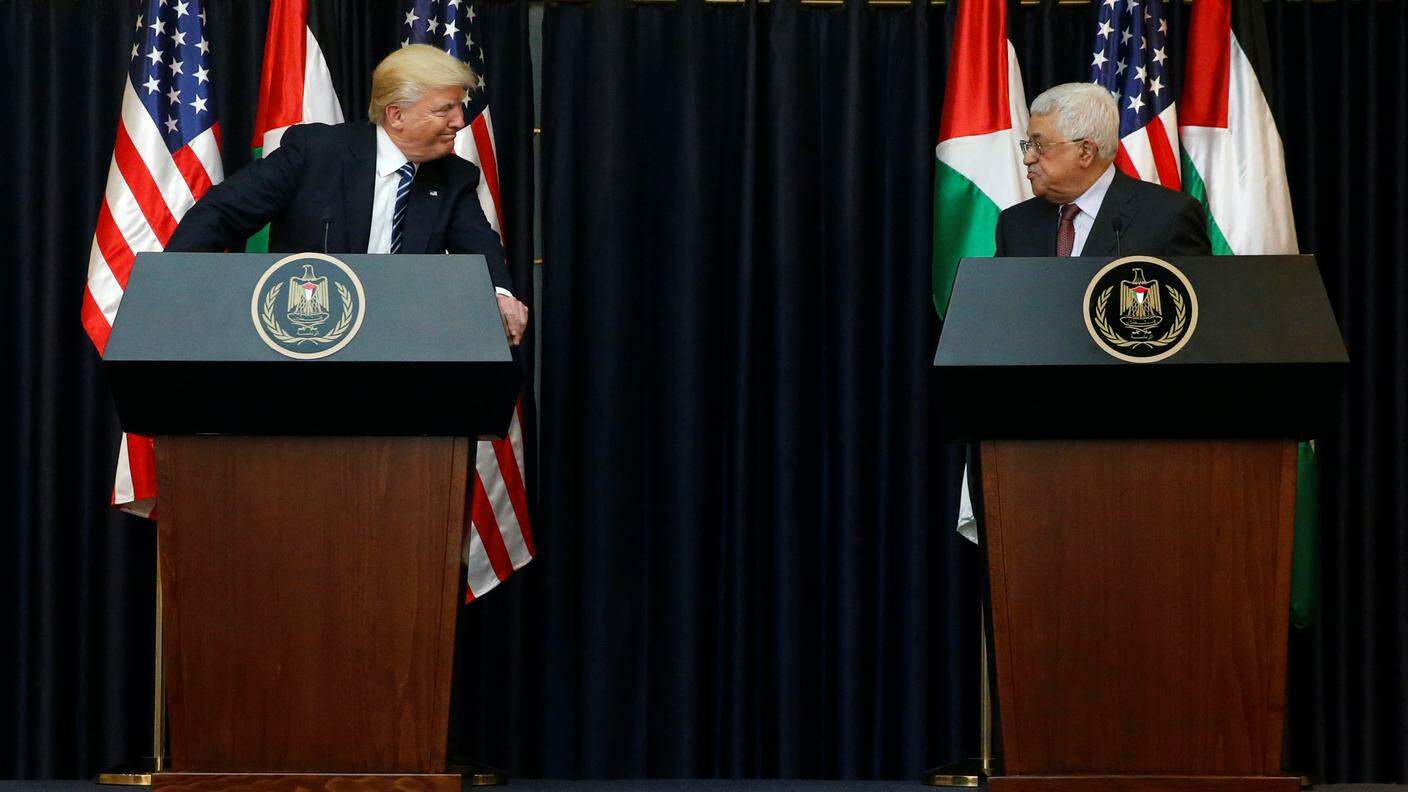 Trump ascolta Abbas, martedì, al termine del loro incontro