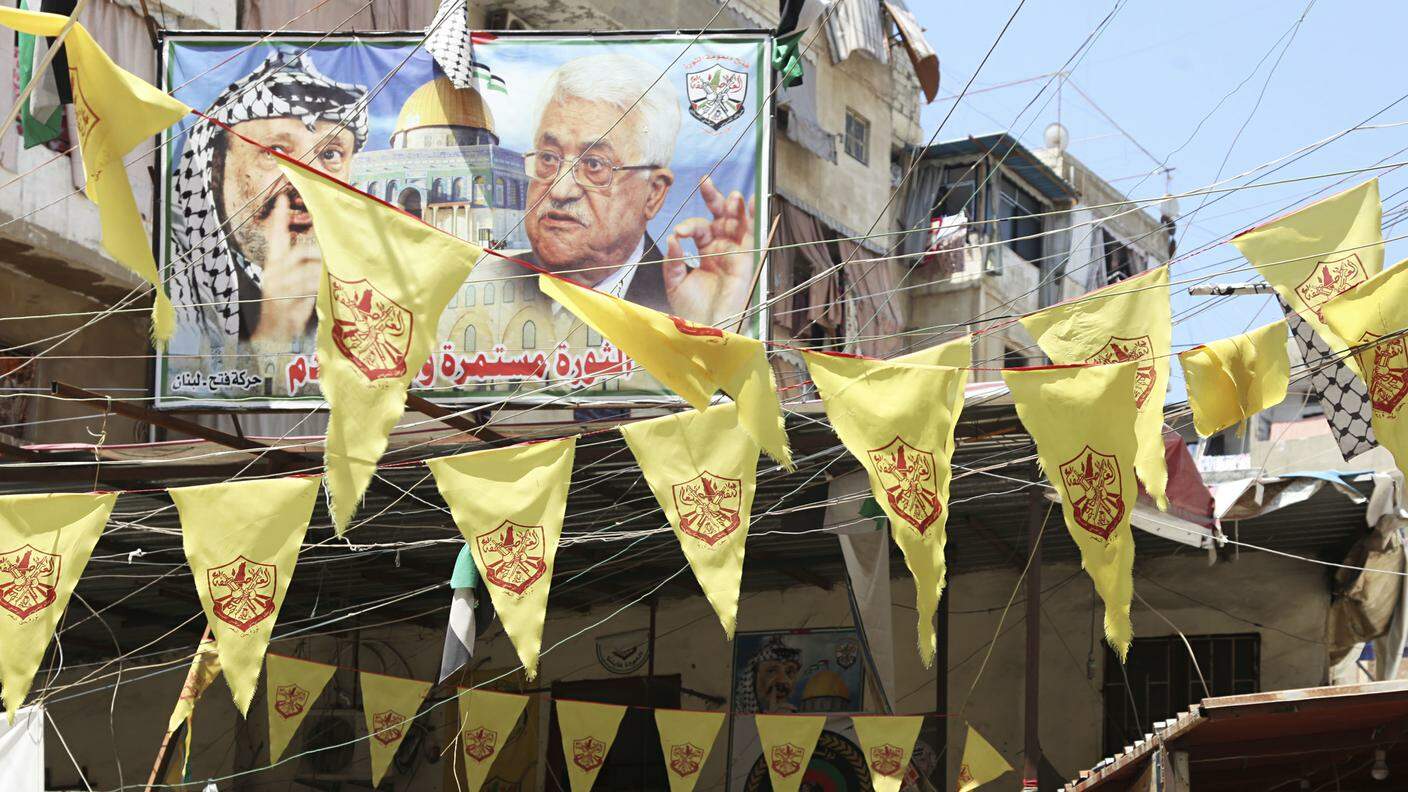 Ovunque nel campo le bandiere di al-Fatah e i ritratti di Yasser Arafat e Mahmud Abbas