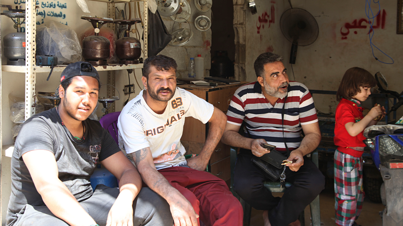 Mentre usciamo da Shatila, incrociamo lo sguardo di una famiglia radunata in un garage. A Shatila una singola stanza è di norma condivisa da almeno cinque persone.