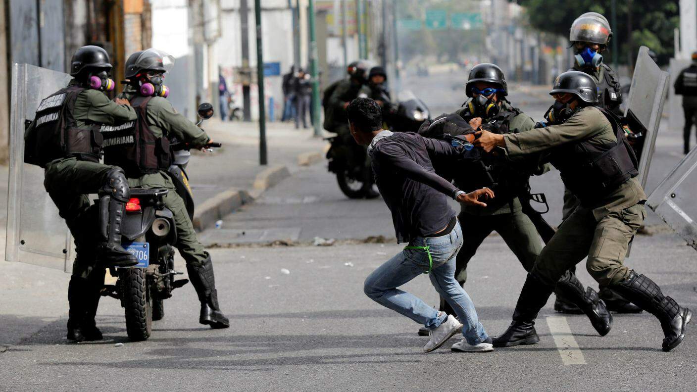 Le scene di scontri e proteste sono quotidiane in Venezuela
