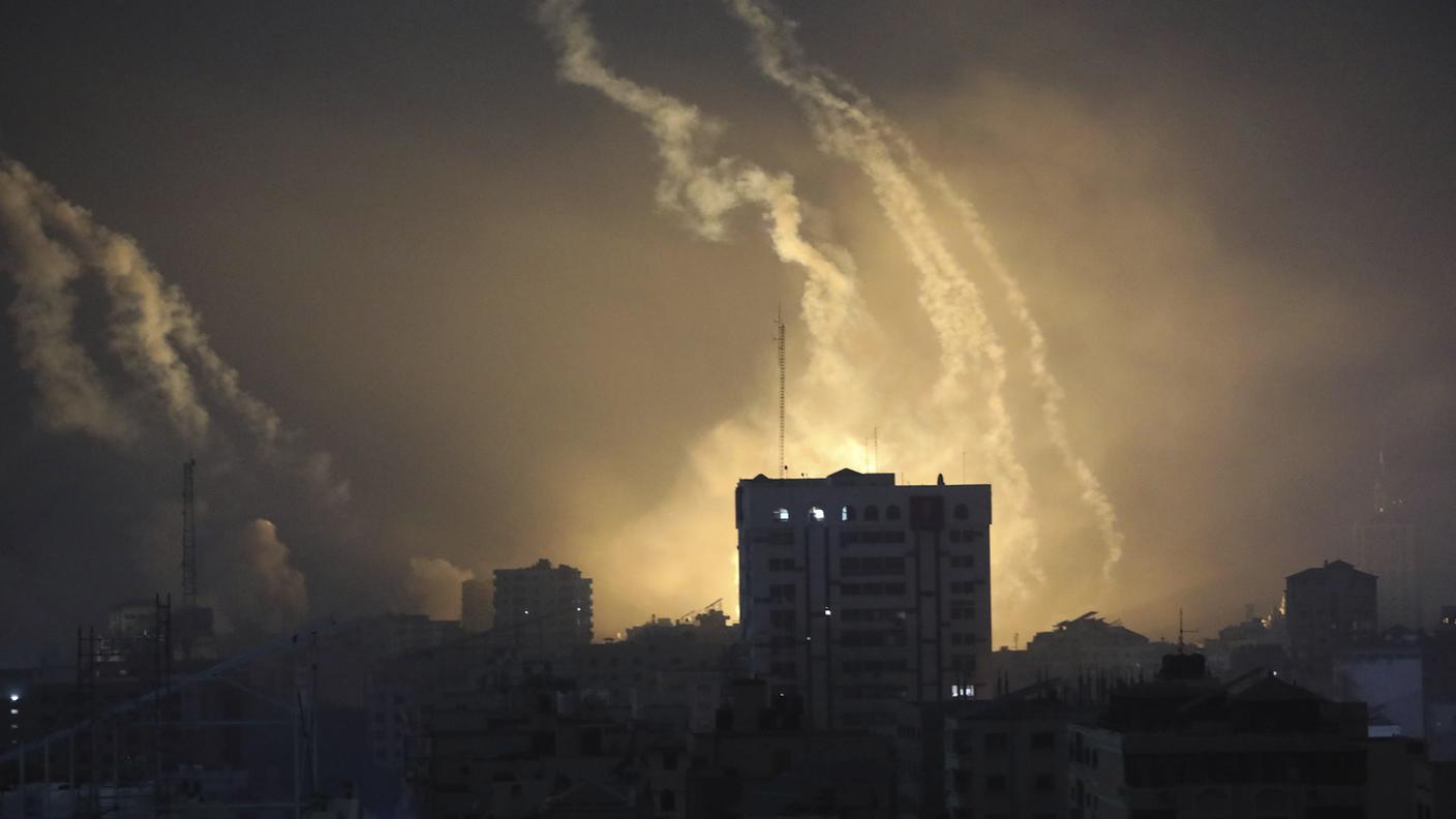 Notte di bombardamenti a Gaza