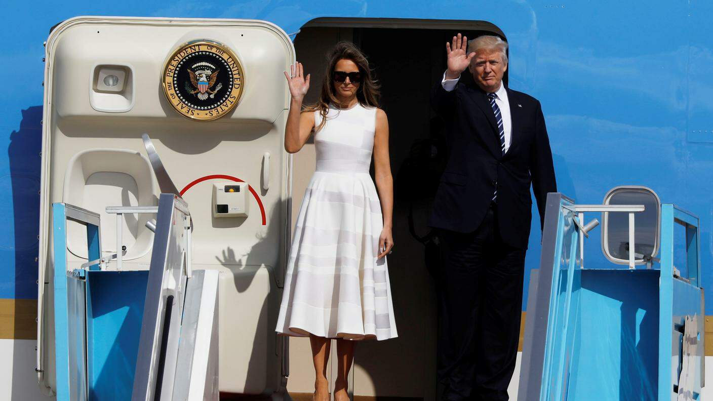 Il presidente USA Donald Trump e la moglie Melania fuori dalla cabina dell'Air Force One