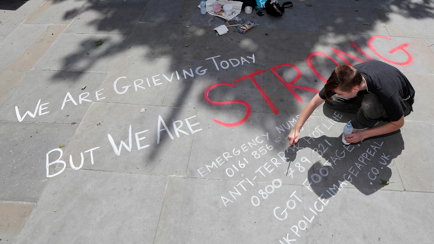 "Oggi siamo in lutto. Ma siamo forti". La frase del sindaco di Manchester, il dolore e l'orgoglio di una città