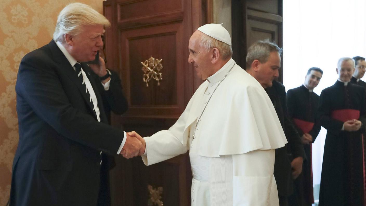 La stretta di mano tra Donald Trump e Papa Francesco