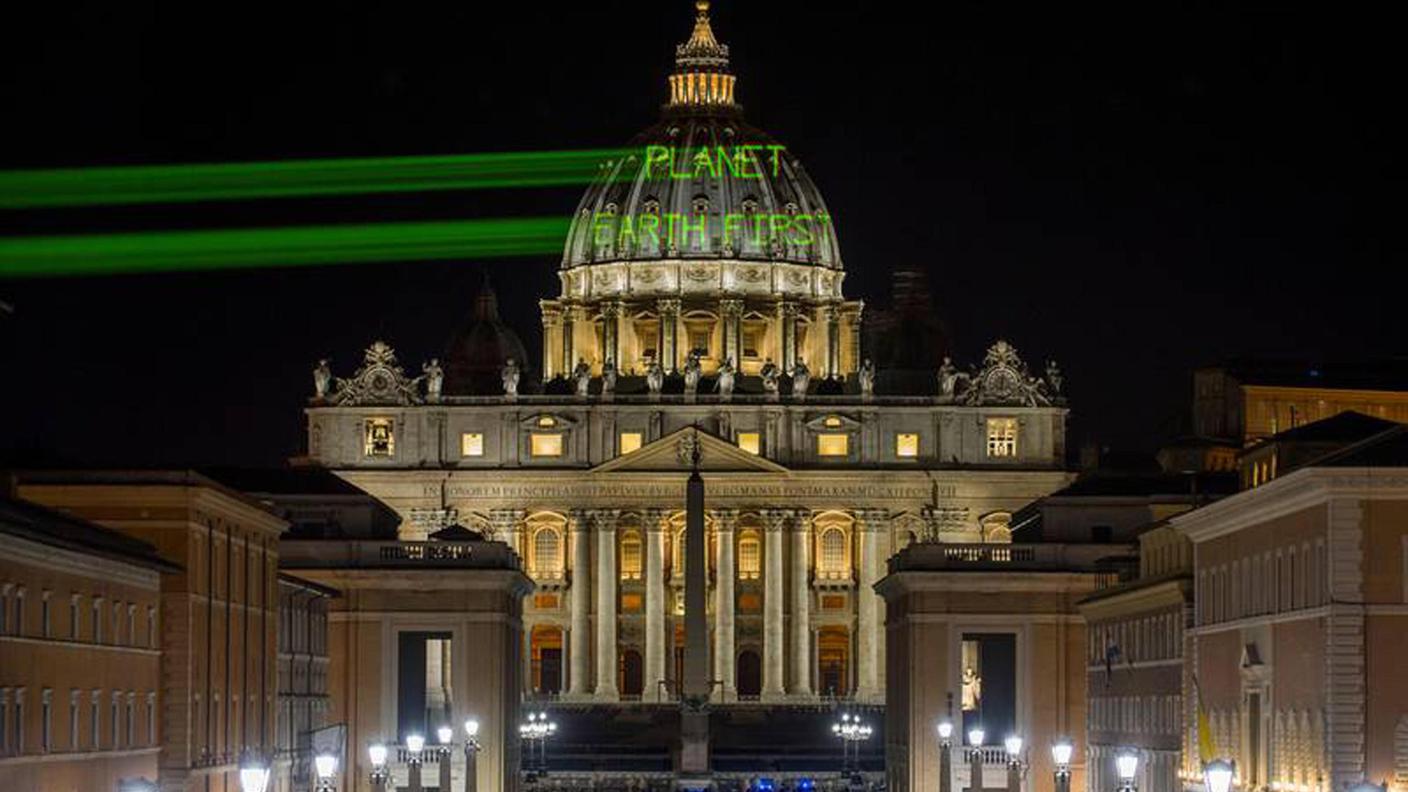 La scritta proiettata da Greenpeace sulla cupola di San Pietro