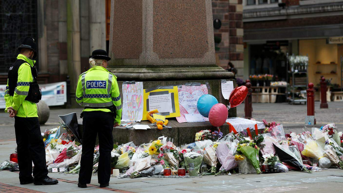 Il tributo alle vittime della Manchester Arena in St Ann Square