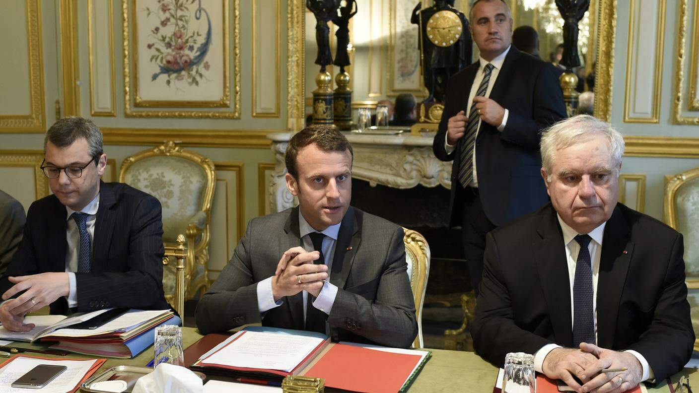 Macron durante la riunione del consiglio di difesa nazionale indetta in seguito all'attentato di Manchester
