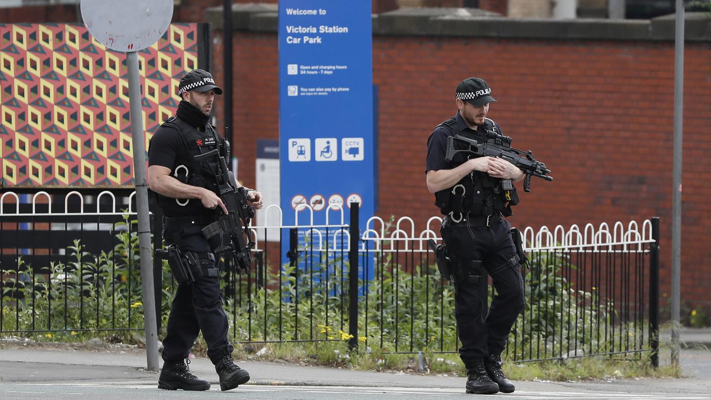 Agenti della polizia vicino alla Victoria Station di Manchester