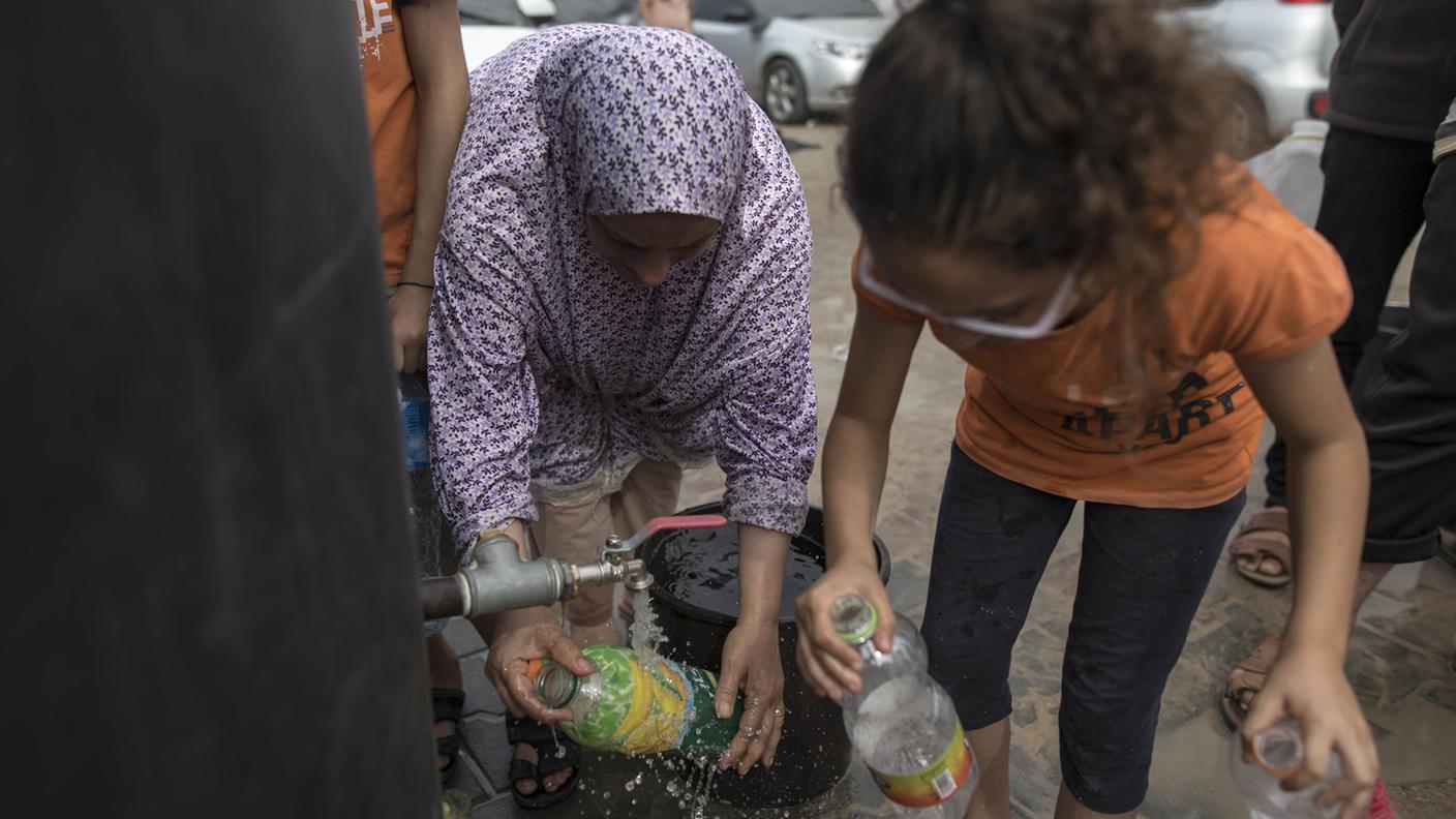 Due donne si riforniscono di acqua potabile a Gaza