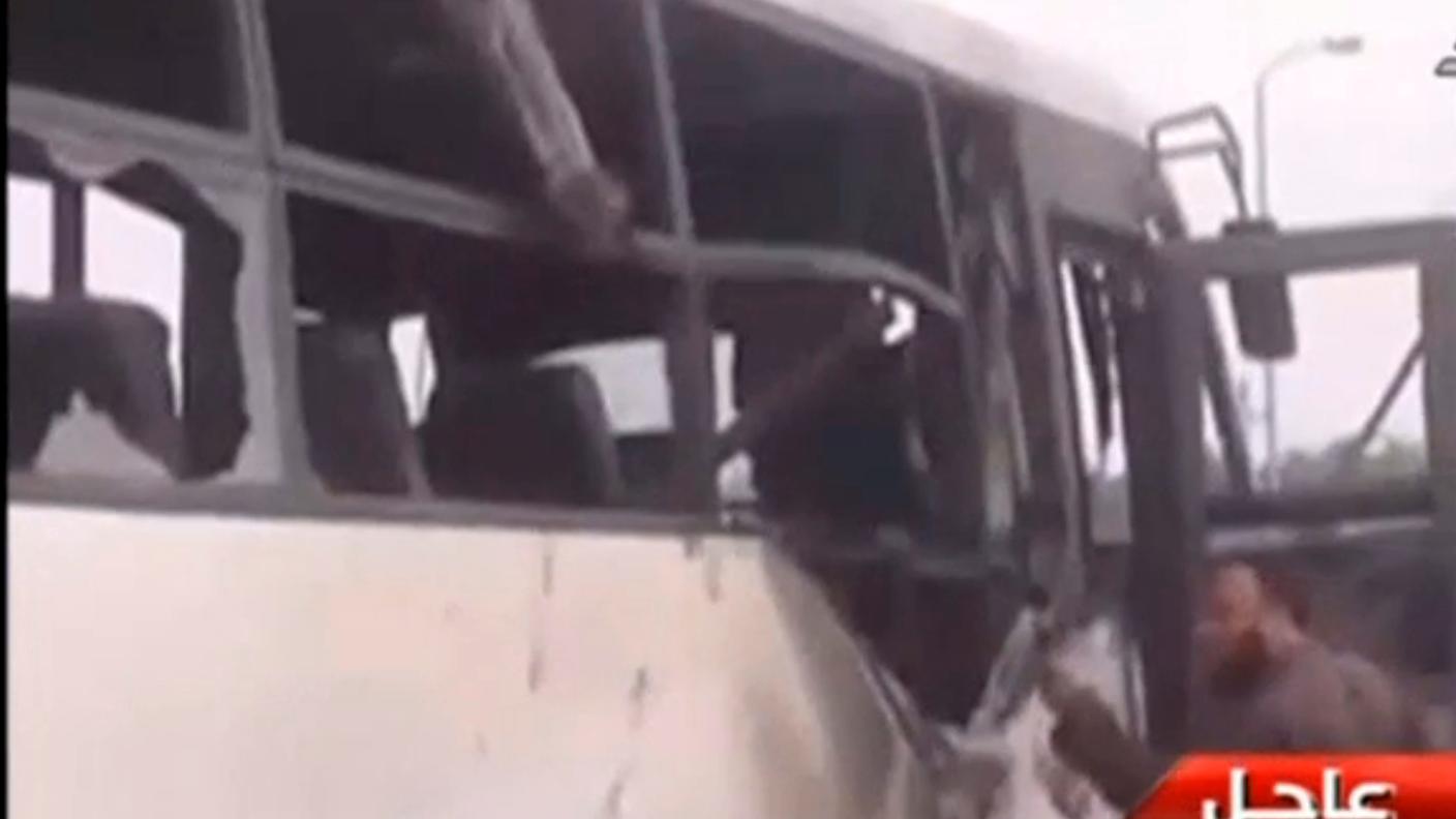 Un'immagine del bus crivellato di colpi ripresa da una tv locale