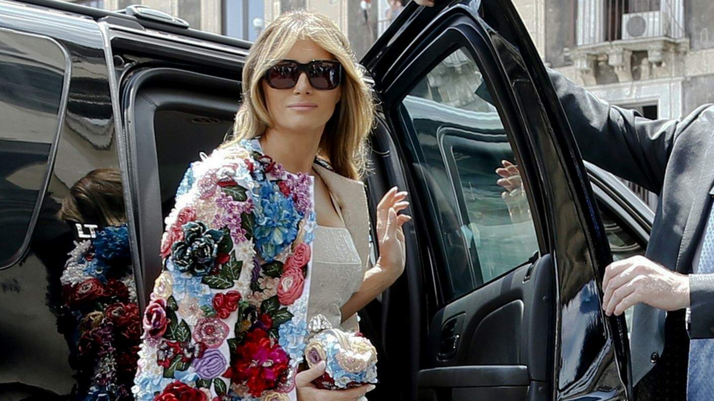 Il look barocco mostrato venerdì da Melania Trump KEY.jpg