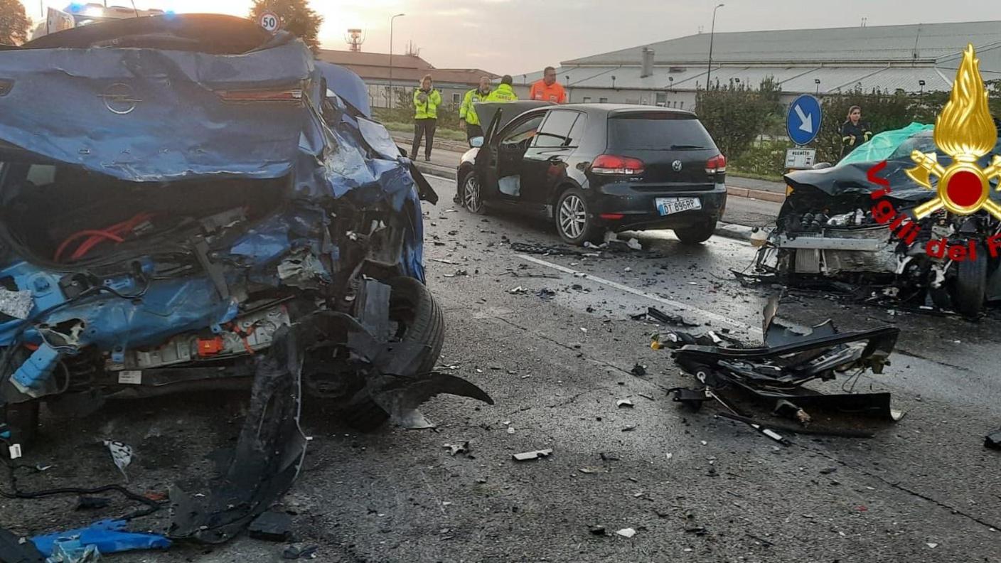 Le auto tre coinvolte nell'incidente sul viale che porta a Linate ANSA.jpg