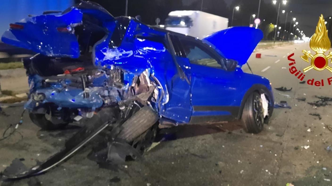 La Opel su cui viaggiava la famiglia, tamponata nella prima fase dell'incidente