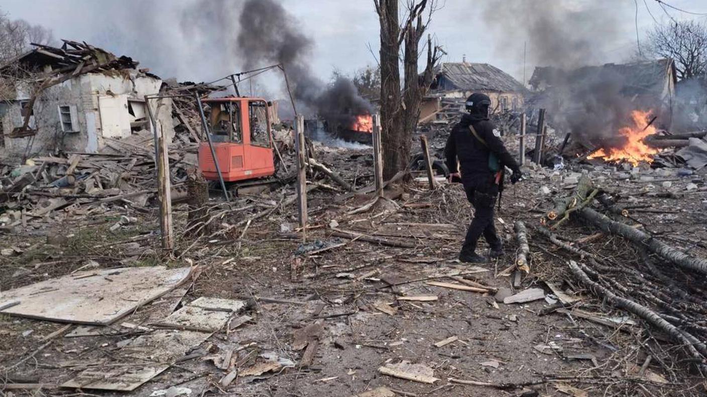 Gli effetti di un bombardamento russo avvenuto contro civili in un Oblast ucraino