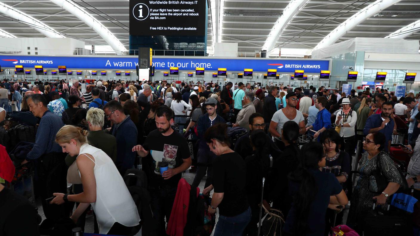 Passeggeri in coda e pannelli informativi hanno caratterizato la giornata
