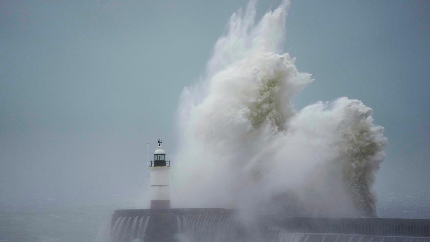 La tempesta investe il faro di Newhaven, nel sud dell'Inghilterra
