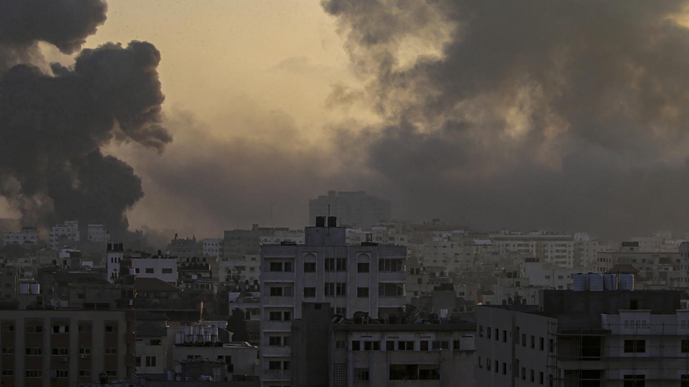 Gaza avvolta dal fumo dei bombardamenti di Israele venerdì