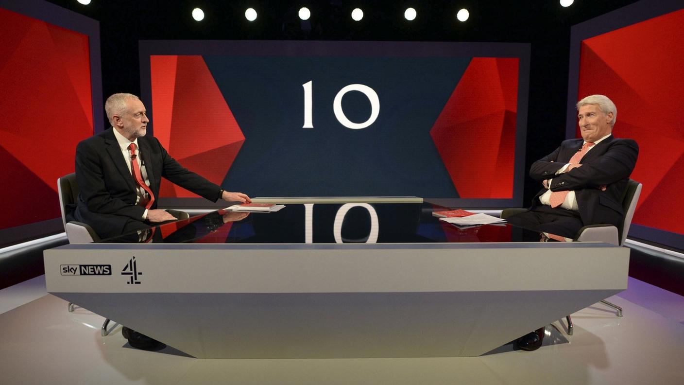 Jeremy Corbyn (a sinistra) intervistato da Sky News in vista del voto britannico