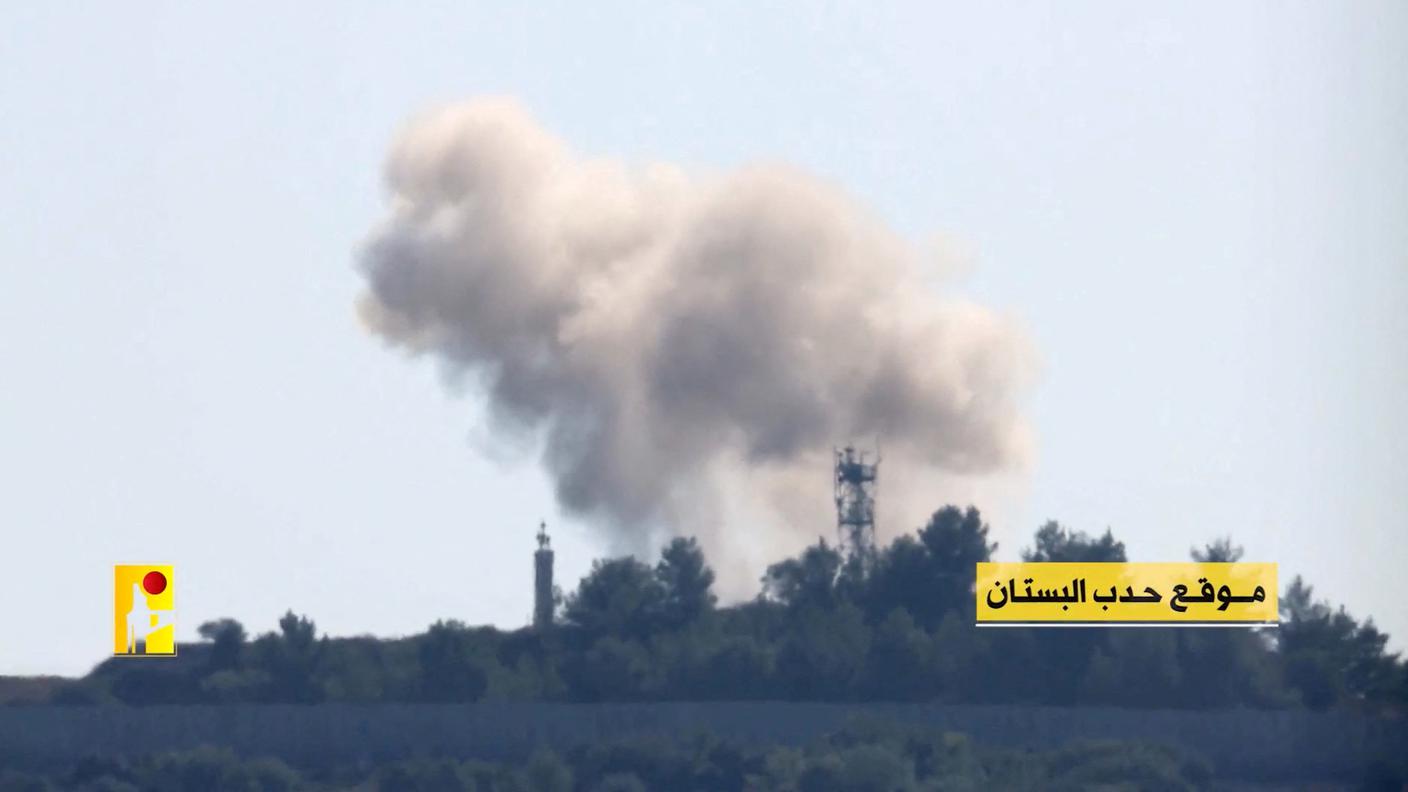 Il fumo dei bombardamenti libanesi si alza nelle zone di confine