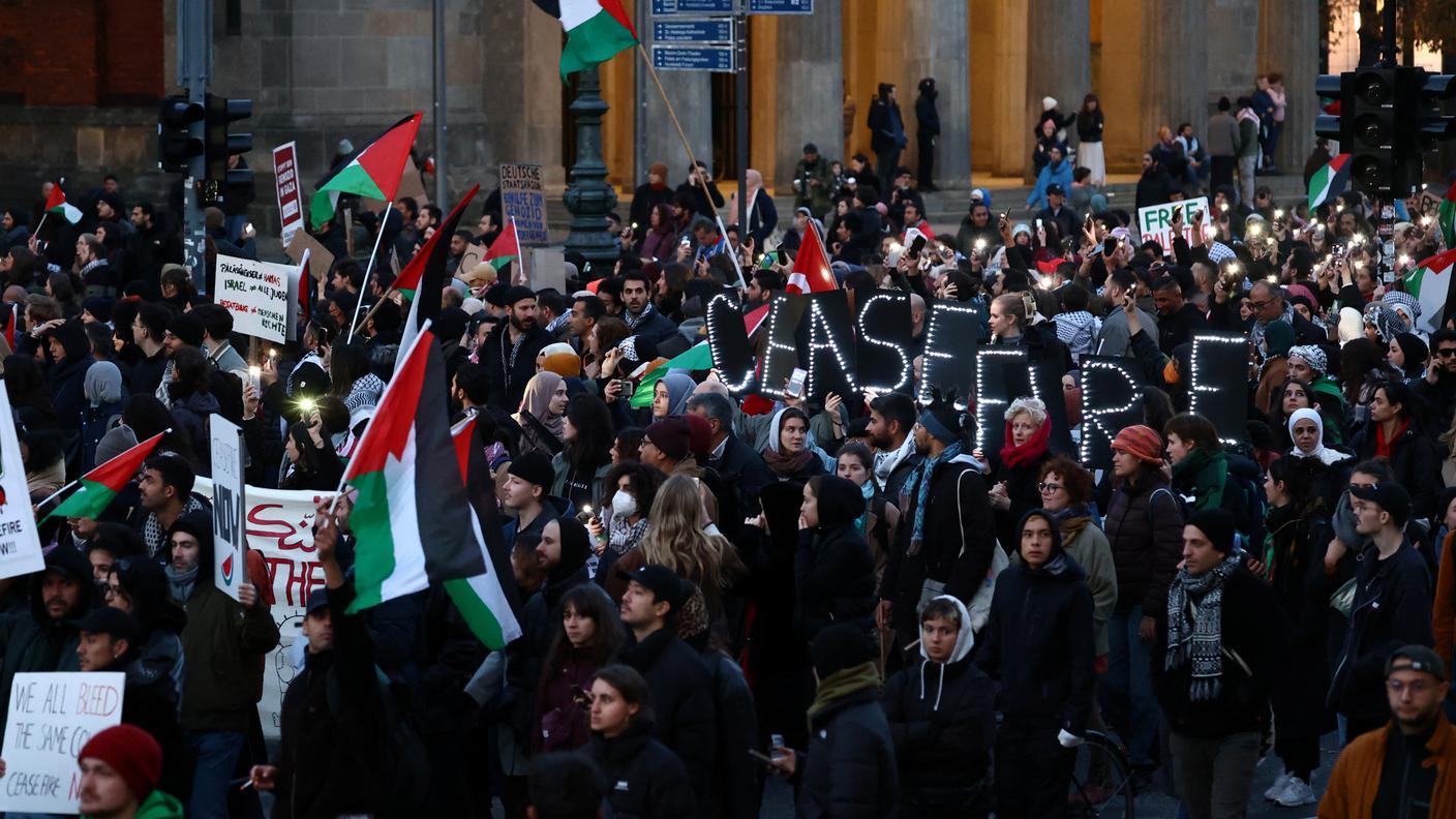 Una protesta in favore di Palestina tenutasi sabato pomeriggio a Berlino