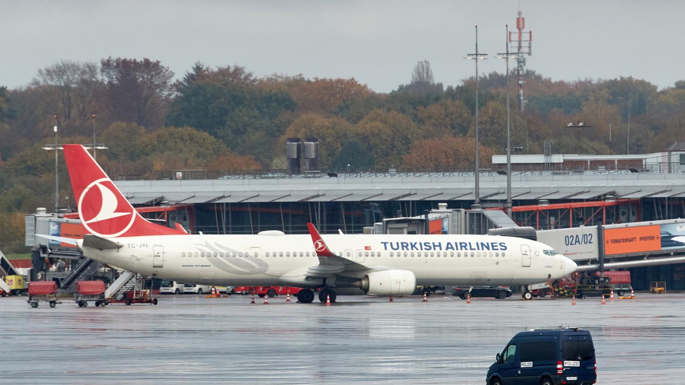 L'uomo si era fermato con la vettura ai piedi di un aeroplano della Turkish Airlines